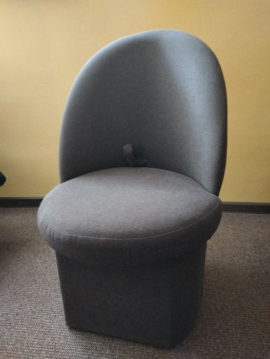 Fotelik pufa brązowy