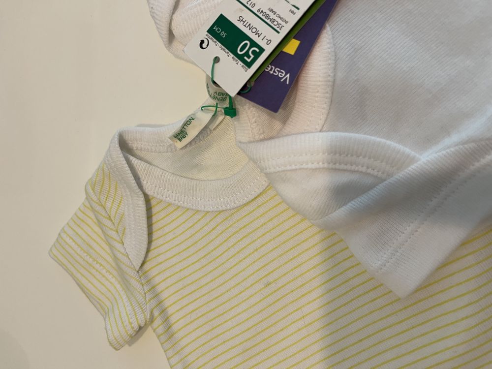 2 body’s Benetton, 1mês novos c/ etiqueta. Ofereço os portes de envio.