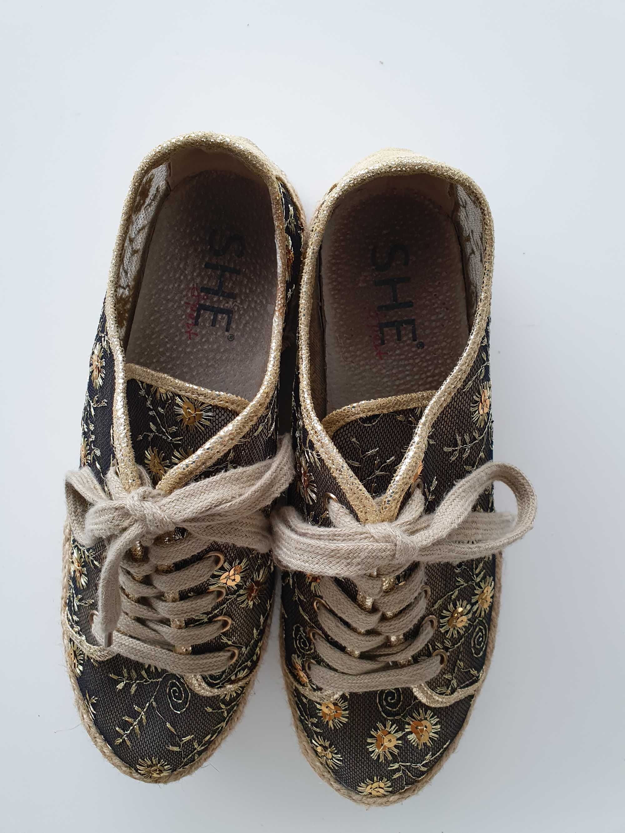 sapatos rendilhados e dourados