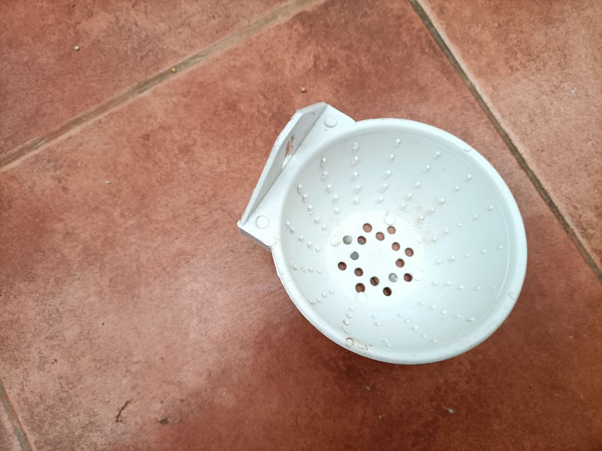 Tenho vários, ninhos,e ovos falsos para canários