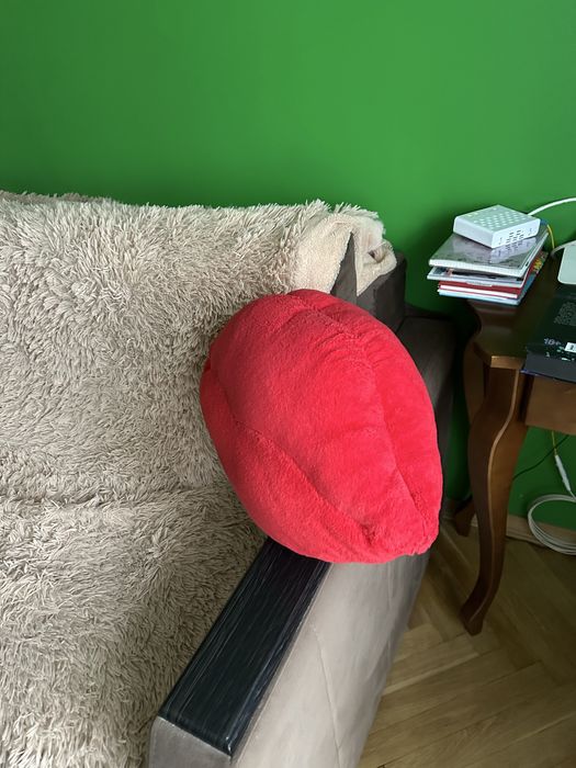 Мягенька подушка у вигляді губ