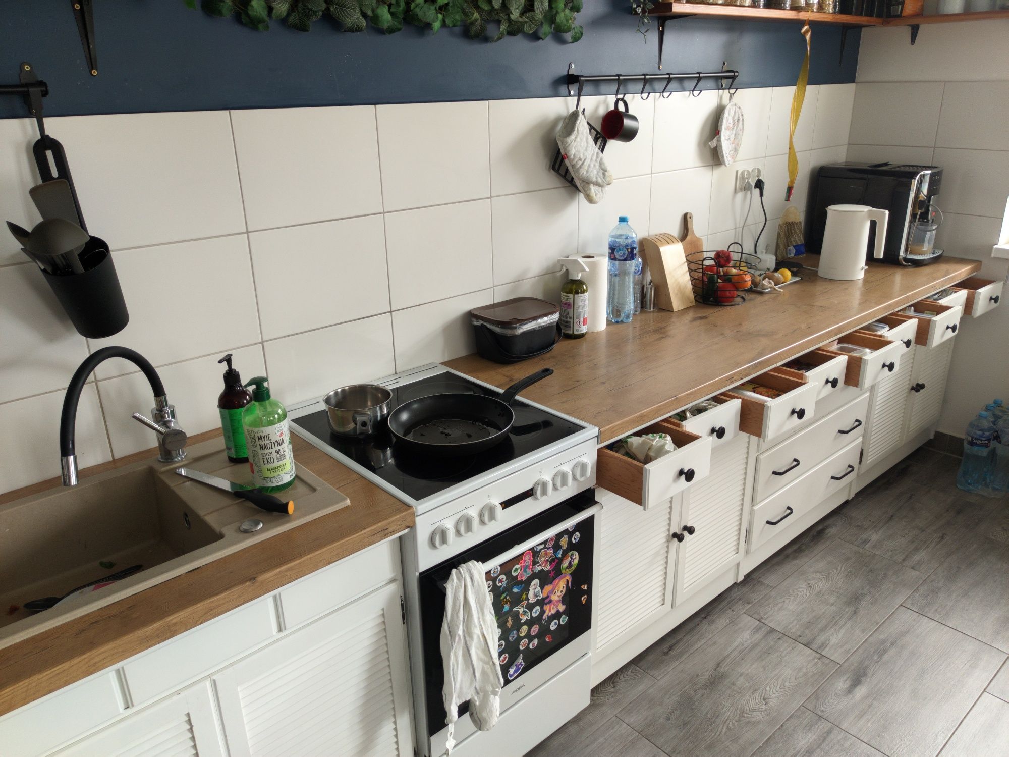 Kuchnia ręcznie robiona z litego drewna, kuchenka elektryczna MORA