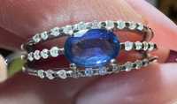 Модное кольцо из золота с бриллиантами и сапфиром