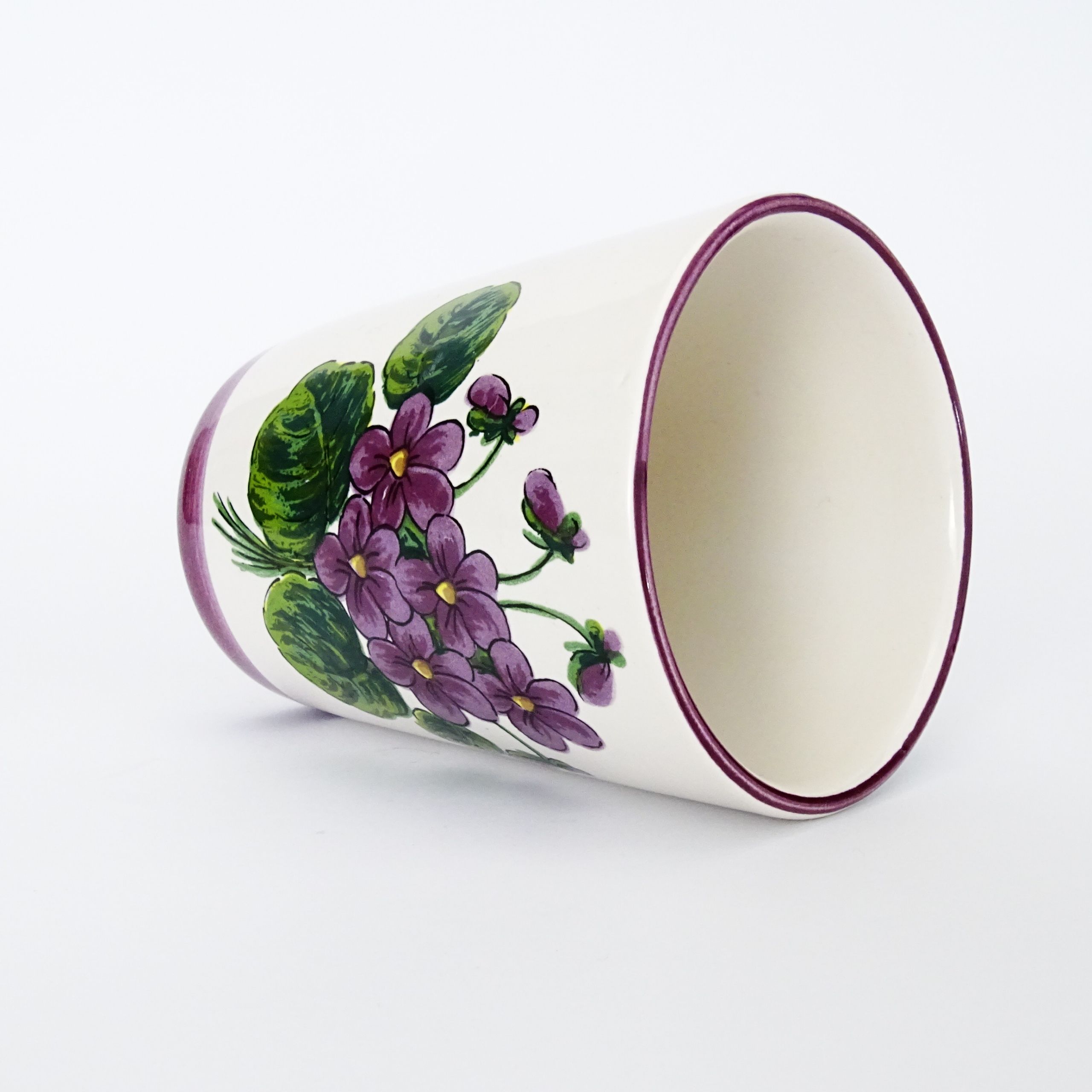 piękny ceramiczny kubek kwiaty fiołki