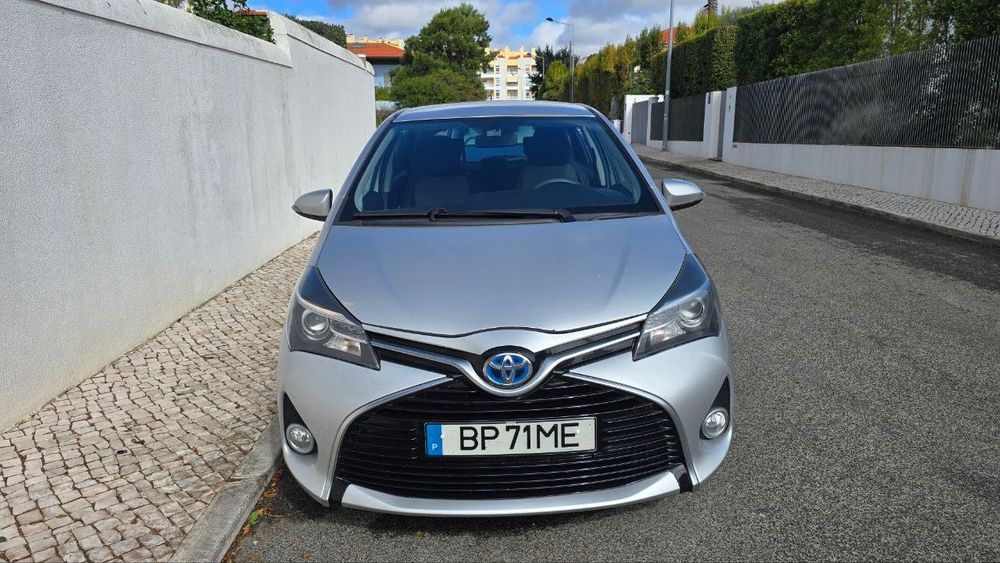 Vendo um Toyota Yaris Hybrid