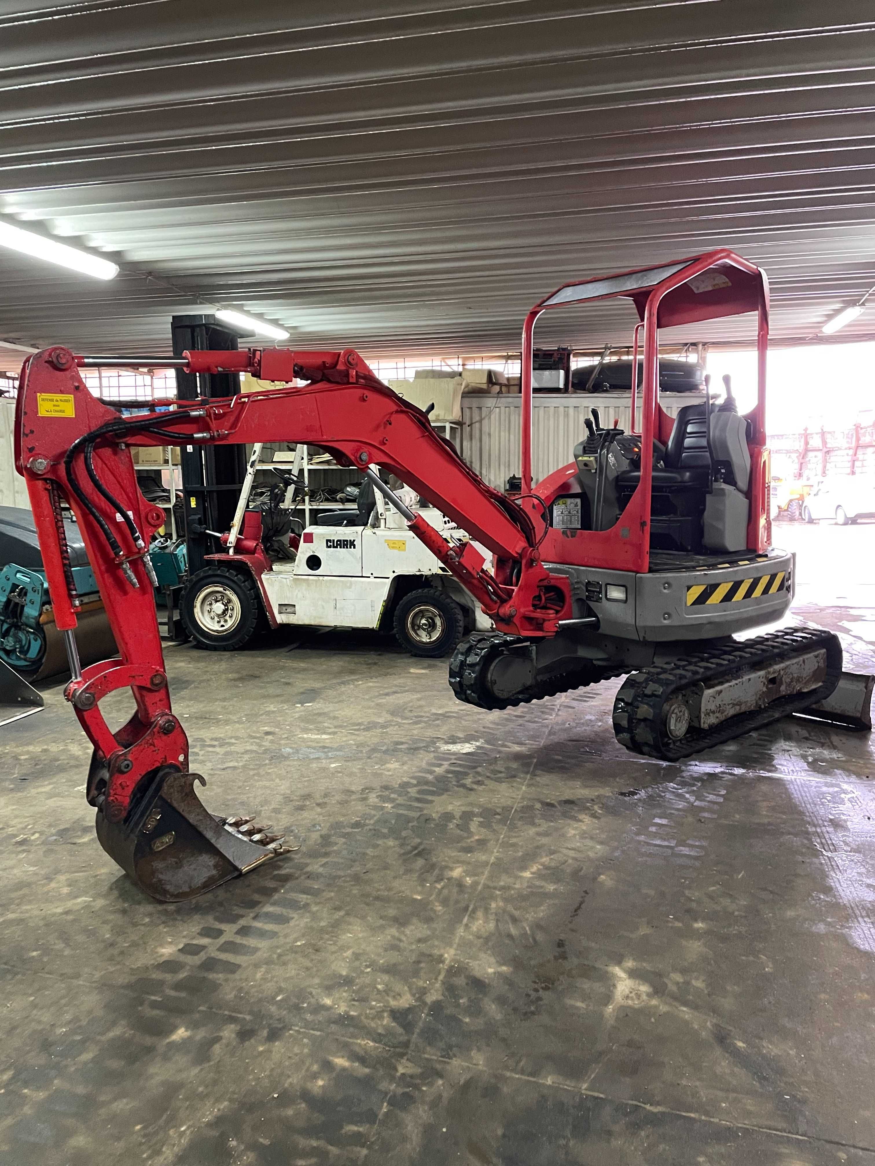 Mini giratoria - escavadora Bobcat E25