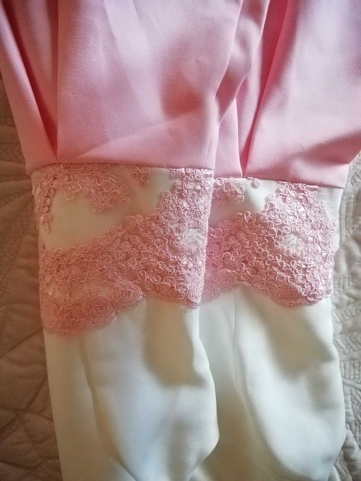 Sukienka damska zdobiona wstawkami haftowanymi