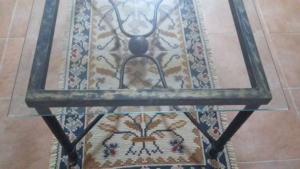 Mesa de centro com estrutura em ferro e tampo de vidro bicelado