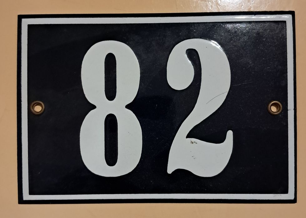 Placas em Esmalte," Cuidado com o Cão" e 82.