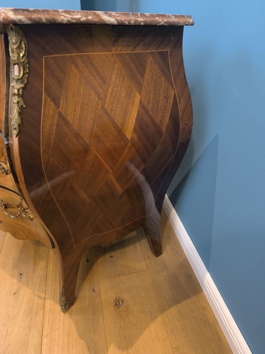 Piękna funkcjonalna intarsjowana komoda z marmurowy blatem