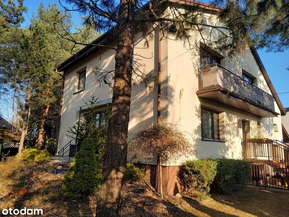 Dom wolnostojący w atrakcyjnej okolicy. Duża zadbana działka