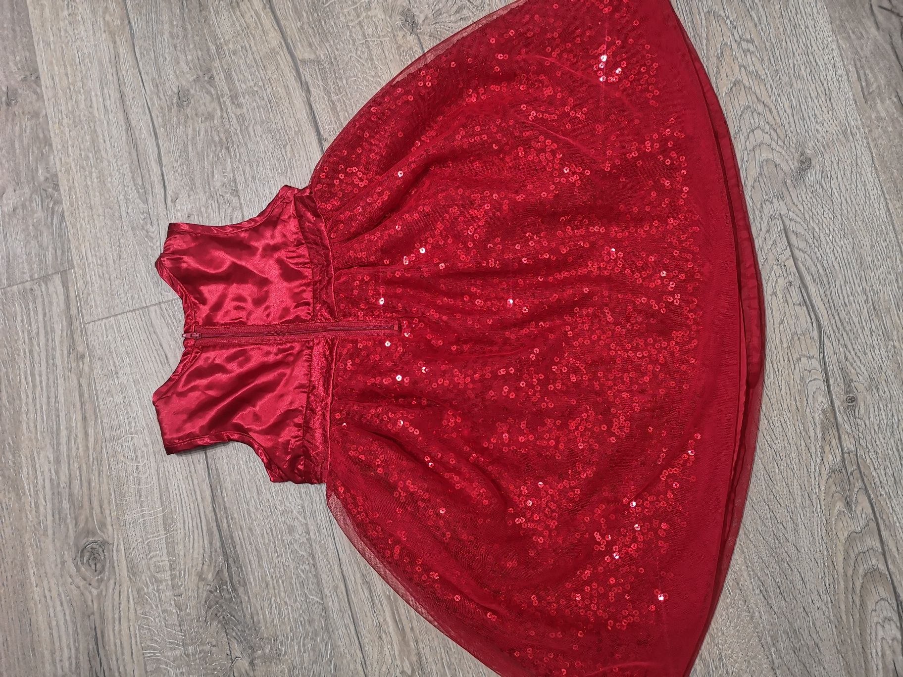 Sukienka cekinowa czerwona rozm. 98cm 2-3lata