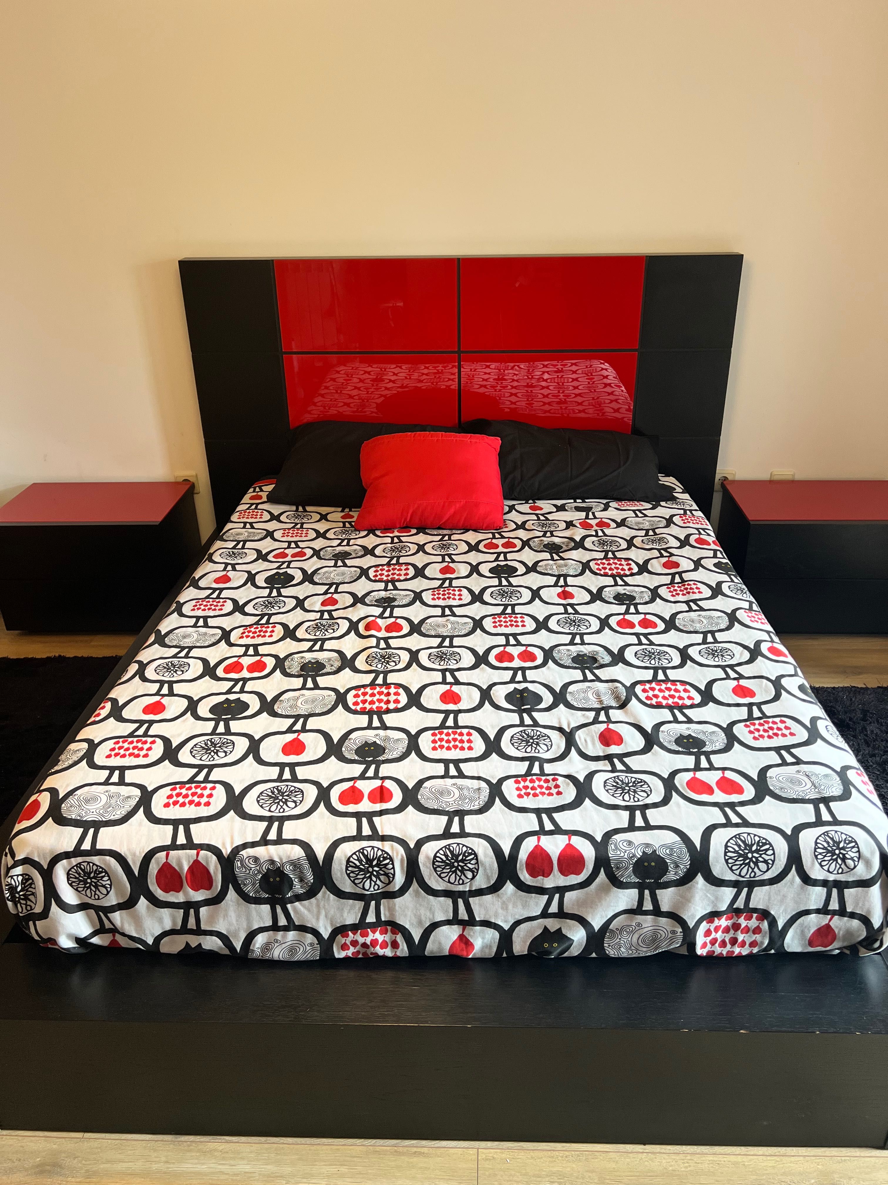 Cama casal c/ estrado + colchão + 2 mesas de cabeceira