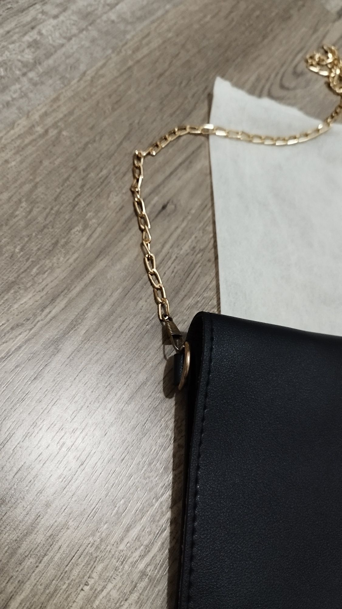 Clutch preta, com apontamento dourado