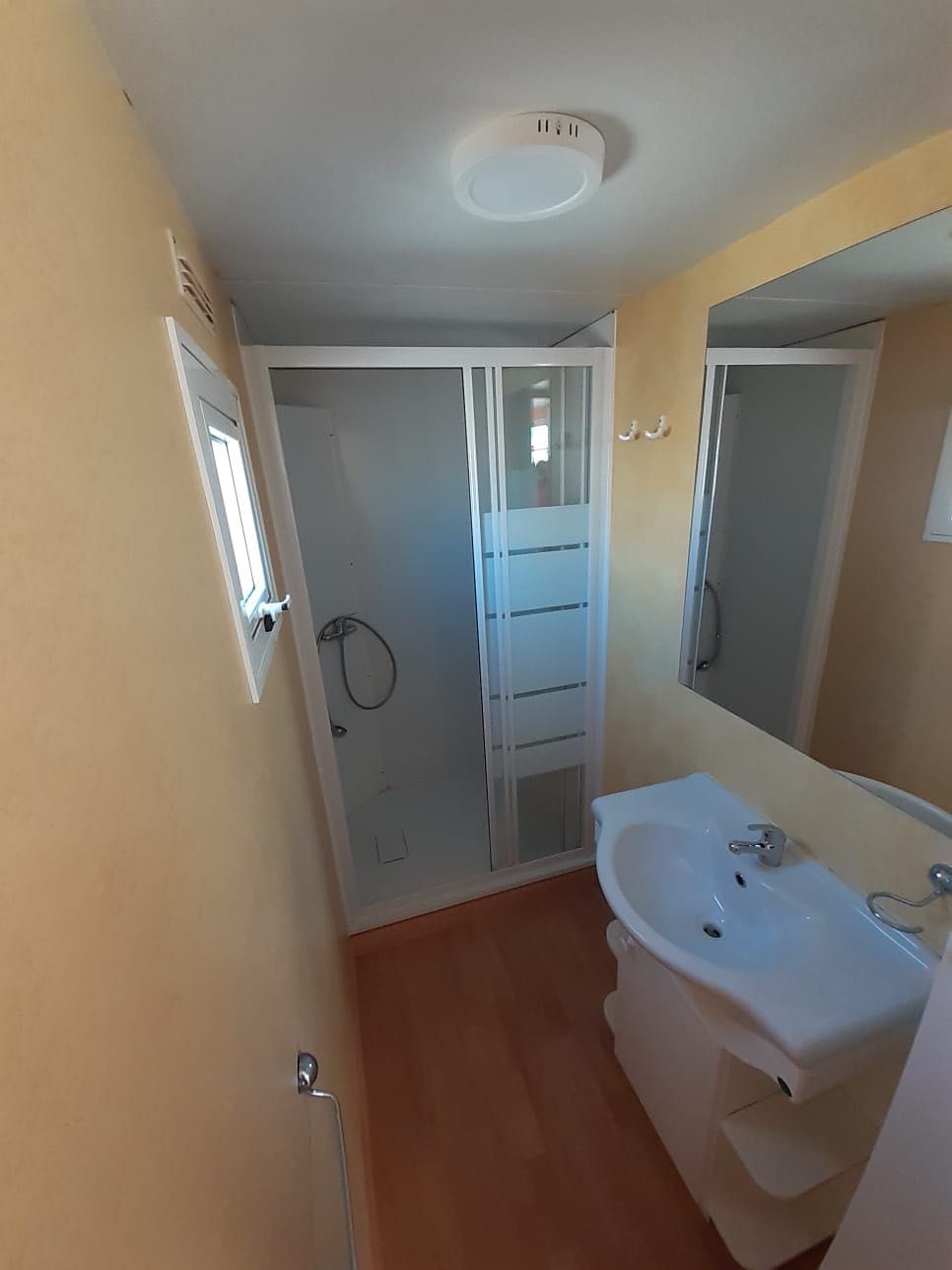 * MOBILE HOME PRÉ-FABRICADA SHELBOX DE 8X3 METROS EM GUIA.