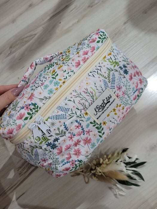 Cudowna pojemna kosmetyczka suwak print w kolorowe kwiatki podróżna