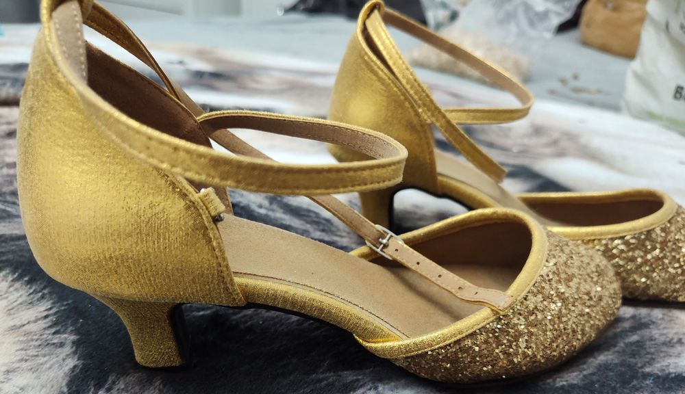 Złote brokatowe buty do tańca towarzyskiego