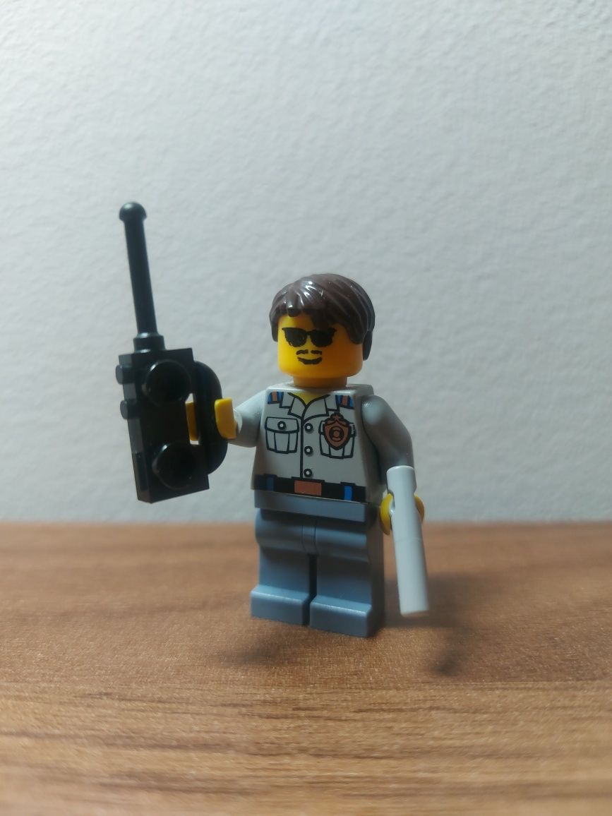 LEGO - minifigurka - policjant