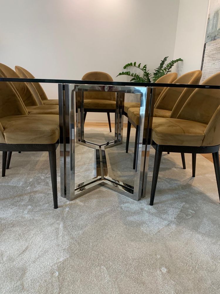 Mesa de jantar em vidro e pés em inox