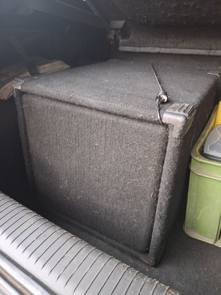 Subwoofer samochodowy ze wzmacniaczem