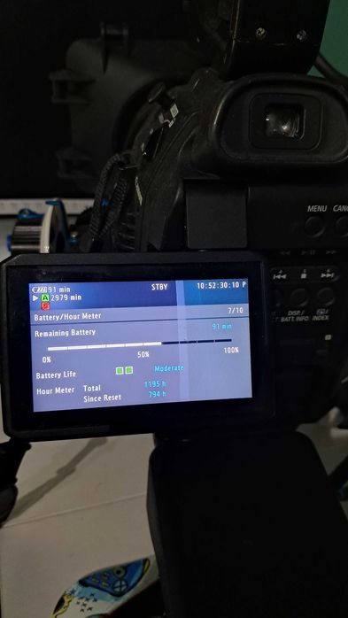 Kamera filmowa Canon C100 z obiektywem, DAF i rigiem