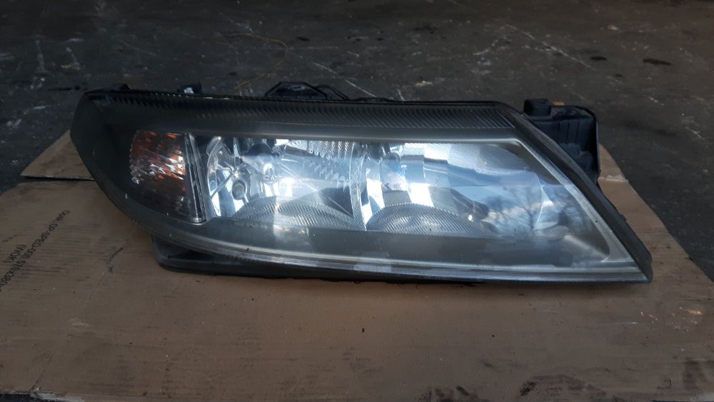 Lampa przednia prawa reflektor Renault Laguna II 2 XENON Europa