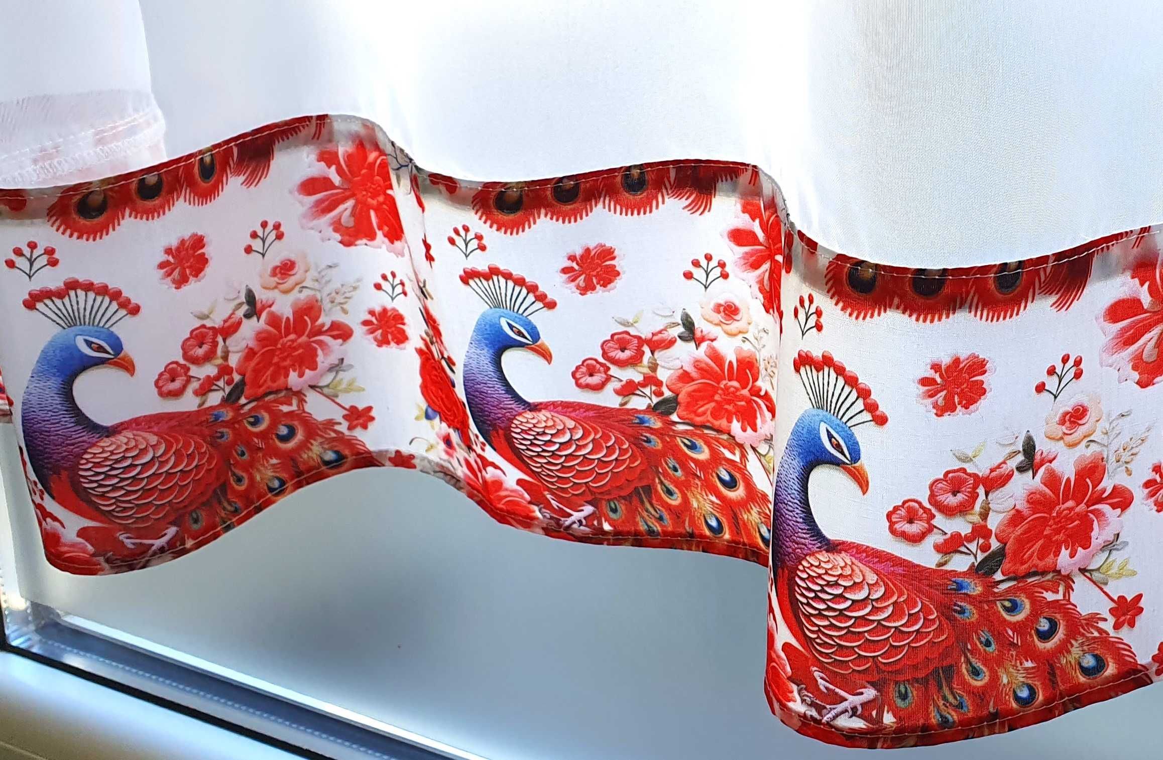 Elegancka Zazdrostka z wzorem czerwonych pawi wys. ok.50 cm x 200 cm