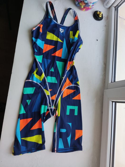 Продам купальник arena