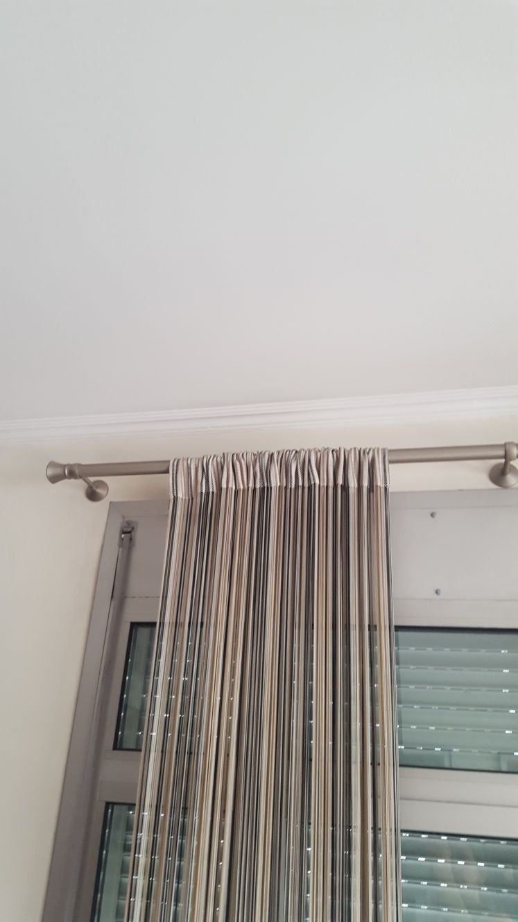 Cortinado de fios preto, branco, cinza e bronze