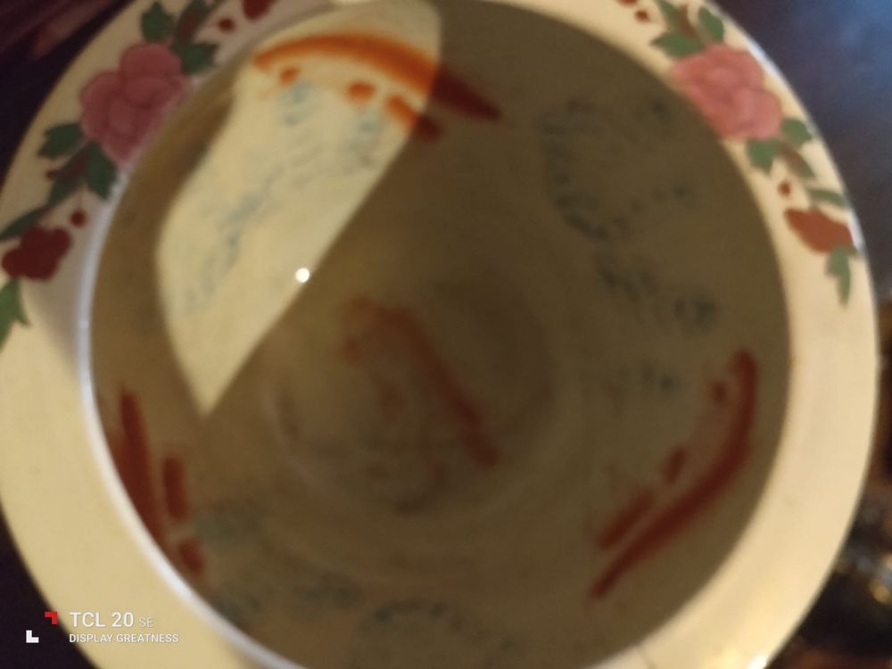 Vaso oriental com gravuras de peixes no interior