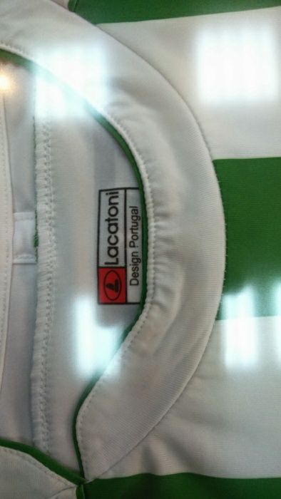 Camisa Vitória perfeitamente emoldurada entre dois vidros