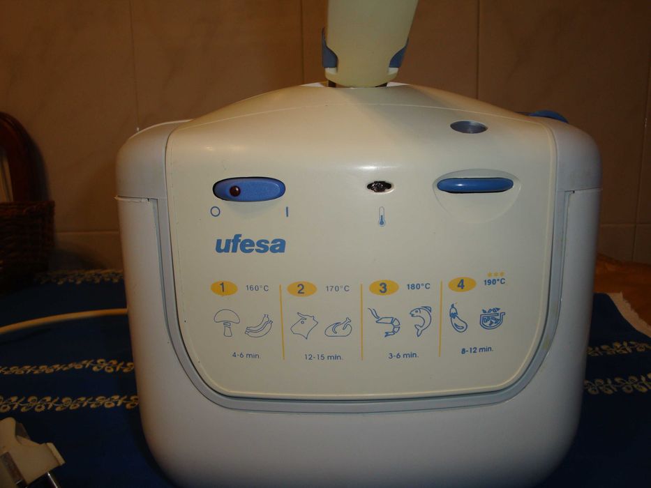 Centrifugadora e liquidificadora de fruta; Fritadeira.