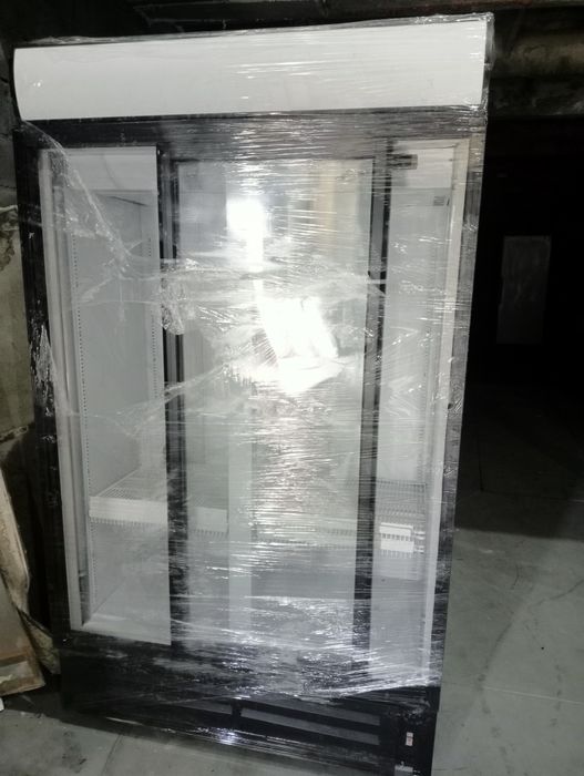 Холодильник шафа вітрина для напоїв