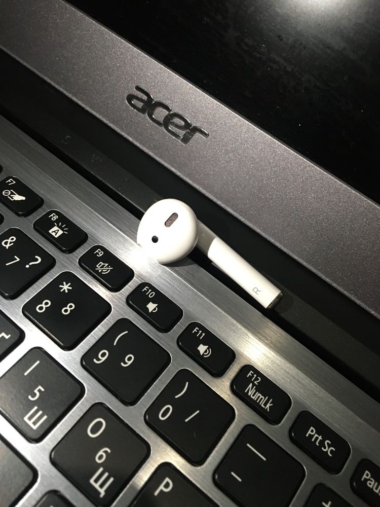 Продум один навушник оригінал Airpods 2 праве r все працює