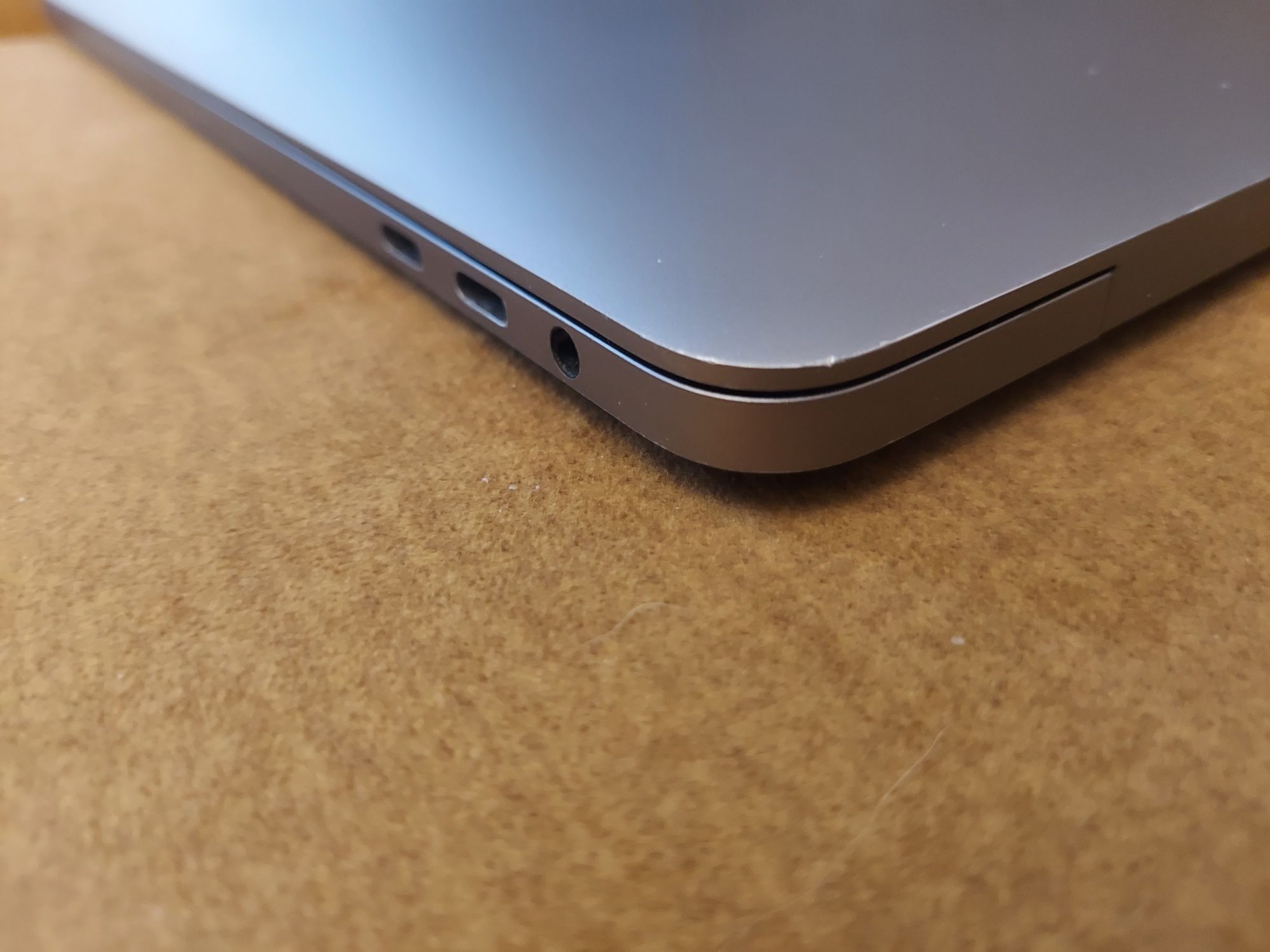 Macbook Pro 15, 2019, i9, 16/512, Radeon, Retina