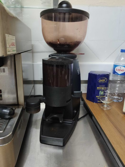Máquina de café. La Cimbali com moinho.