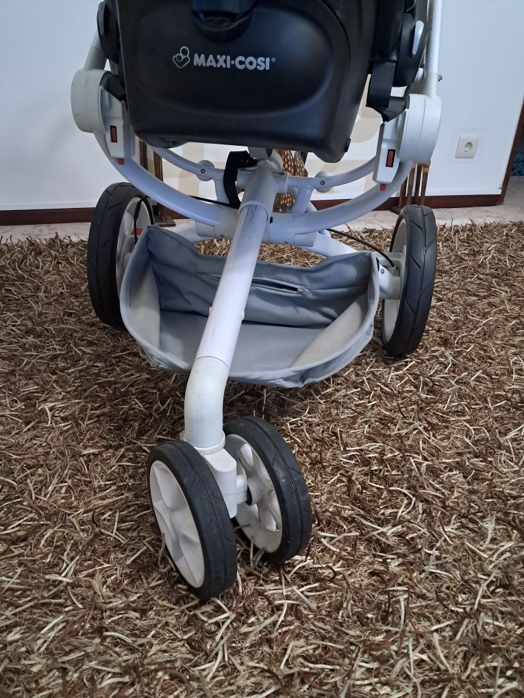 Carrinho de bebé com ovo