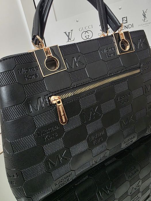 Torebka Michael Kors czarna złote logo pasek na ramię