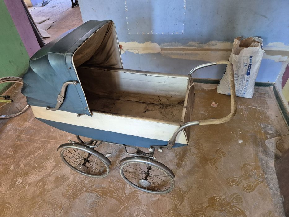 Stary wózek dziecięcy