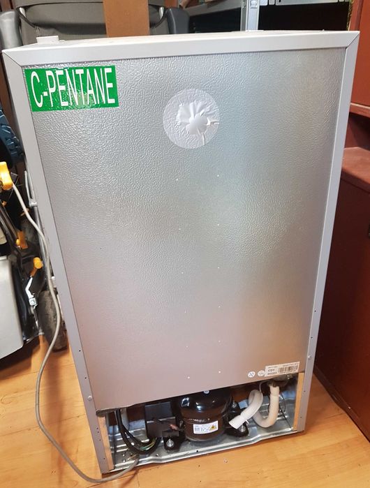 Mała srebrna lodówka CANDY klasa A