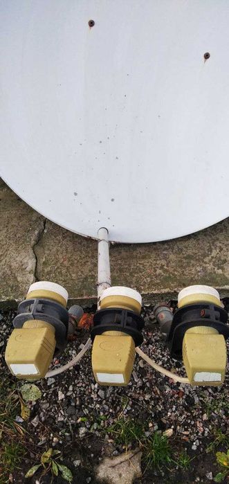 Супутникова тарілка на 3 робочі головки