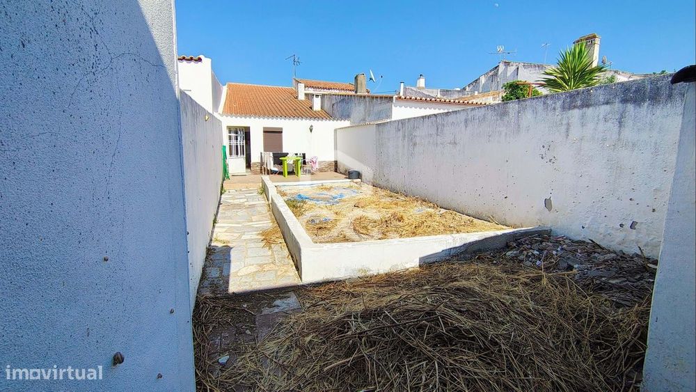 Vivenda V2+1 com Quintal e Garagem em Trigaches