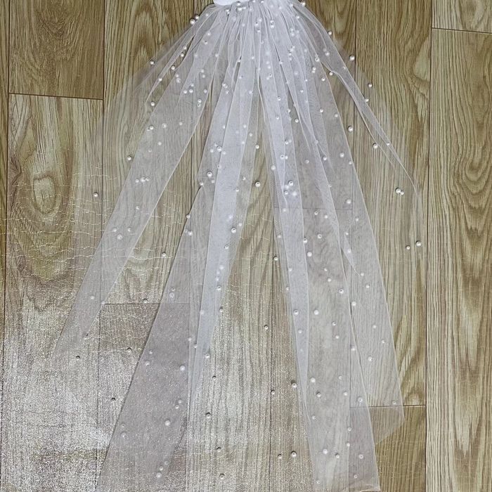 Krótki welon ślubny Emily z perłami o długości 75 cm biały