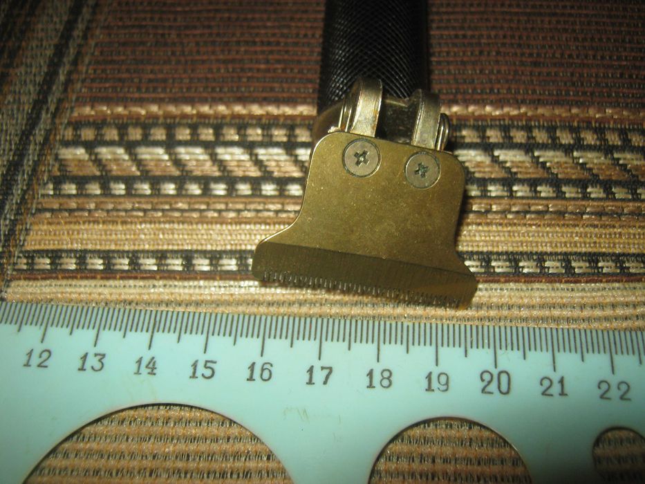 Небольшая машинка для стрижки,триммер.Перестала работать.