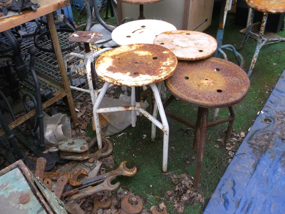 przedwojenne krzesła obrotowo-wykręcane i z epoki prlu