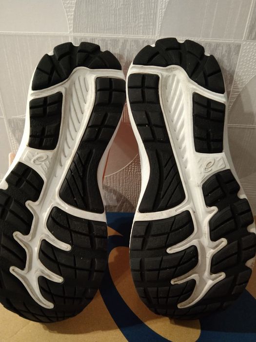 Продам дитячі спортивні кросівки Asics