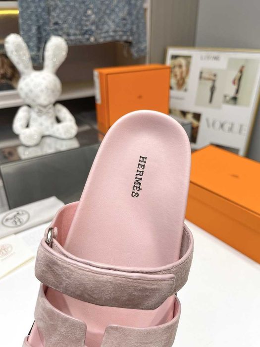 Letnie klapki HERMES Chyre komfort i prestiż buty