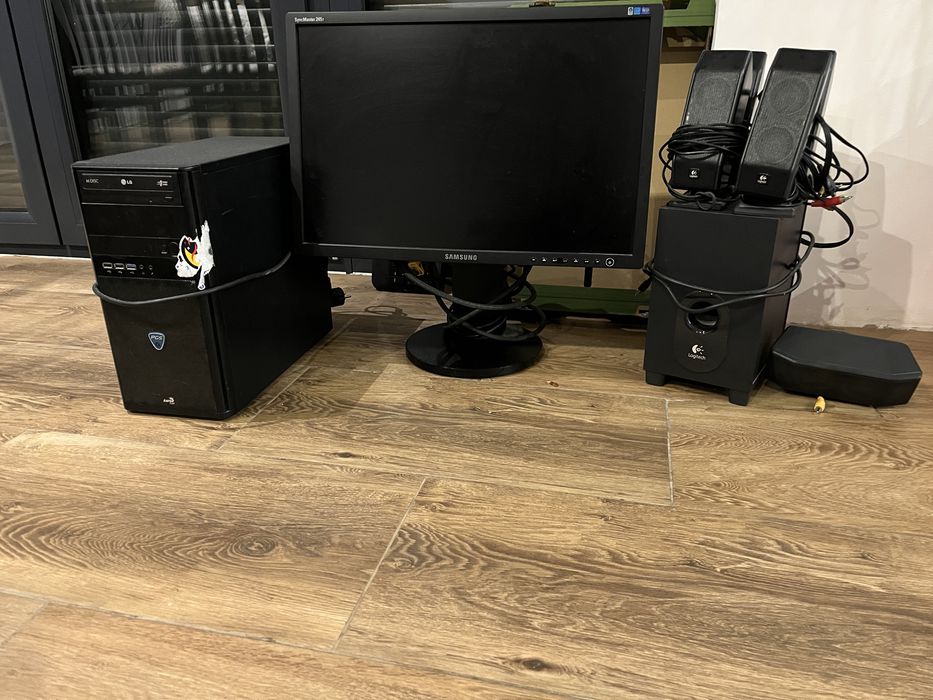 komputer stacjonary z glosnikami 5:1