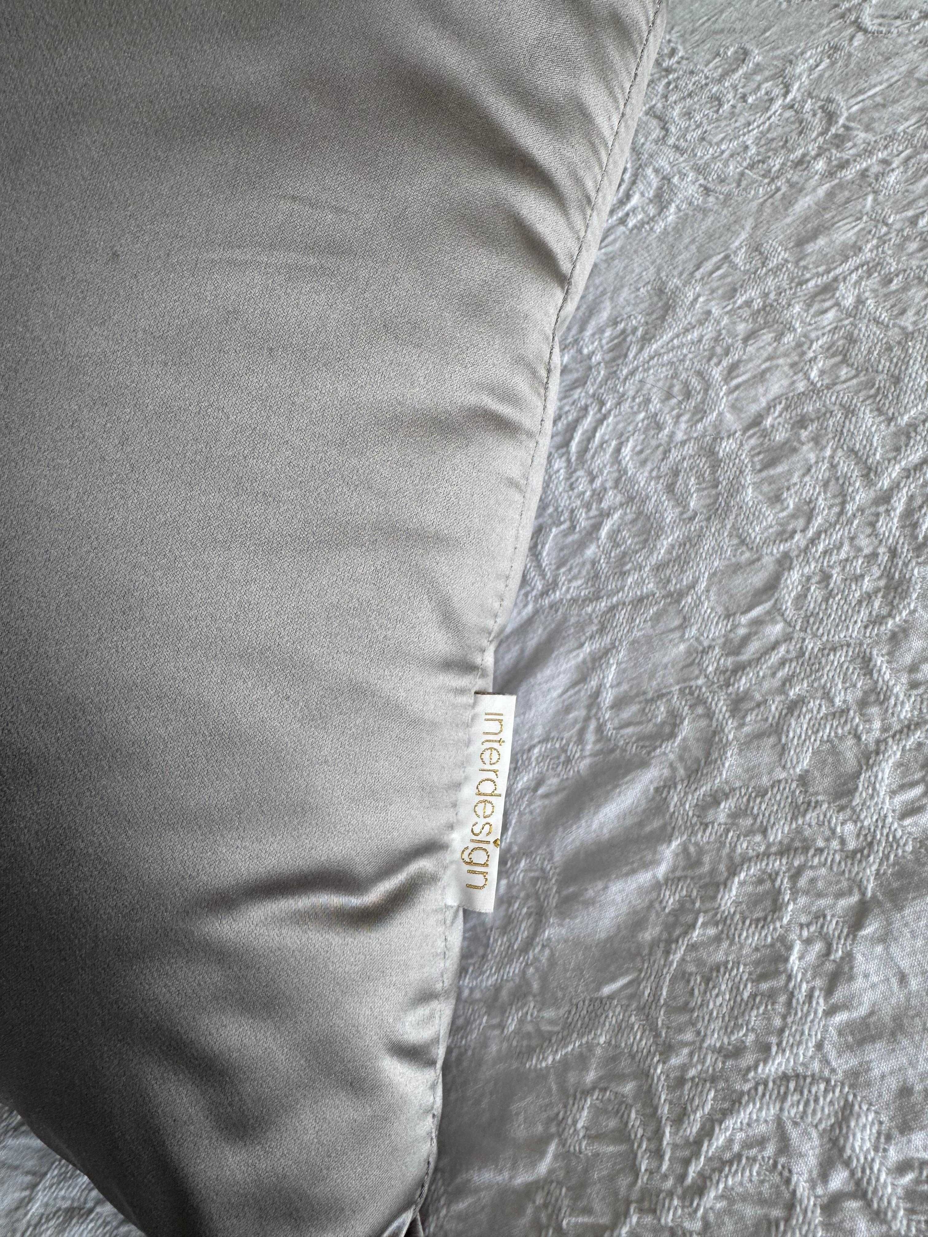 Almofadas (2) prateadas lisas da Interdesign (enchimento + capa)