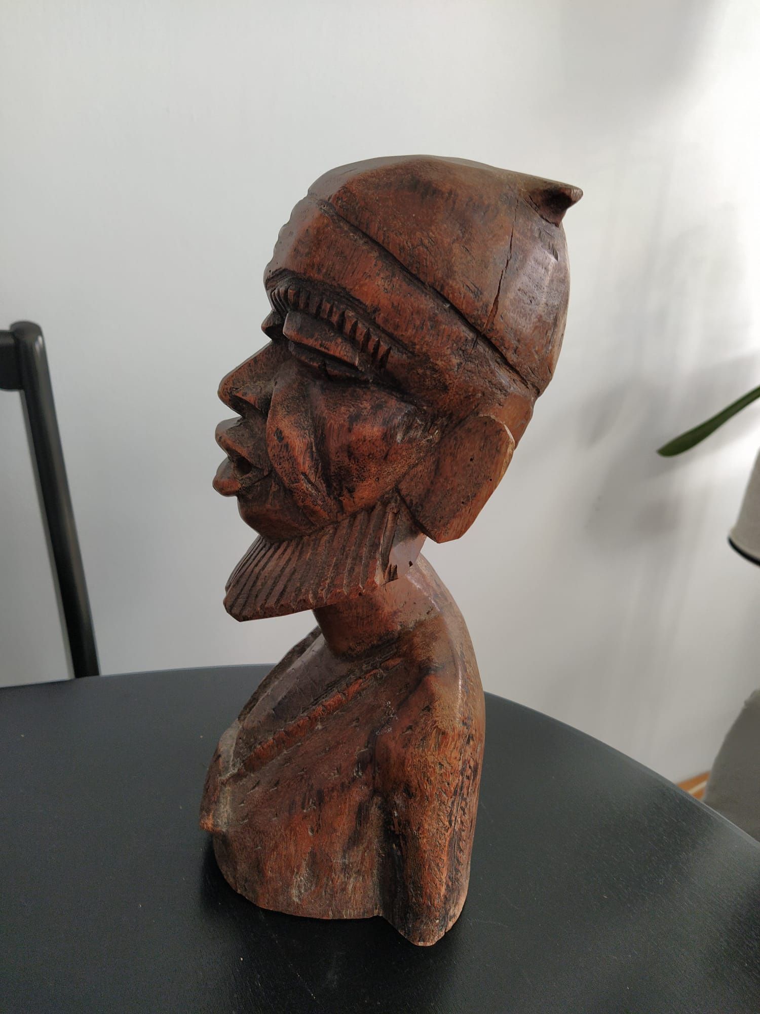 Ręcznie rzeźbiony afrykański mężczyzna